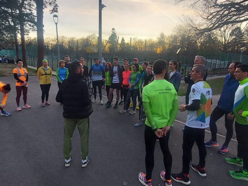 doi sibieni fac sesiuni de antrenamente pentru cei care participă la maraton. trei zile pe săptămână în două locații(foto)