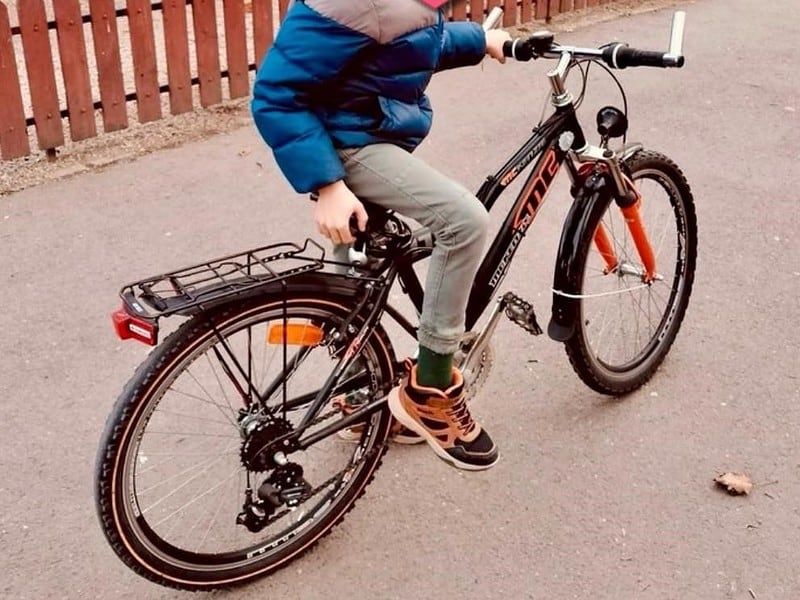 bicicletă furată din scara unui bloc în cartierul ștrand. un copil suspină după ea