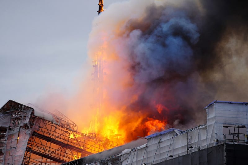 incendiu uriaș în centrul capitalei danemarcei. arde o clădire emblematică din copenhaga (video)