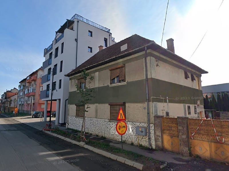 se demolează o casă de pe strada șelimbărului din cisnădie. în locul ei se construiește un bloc cu patru etaje 