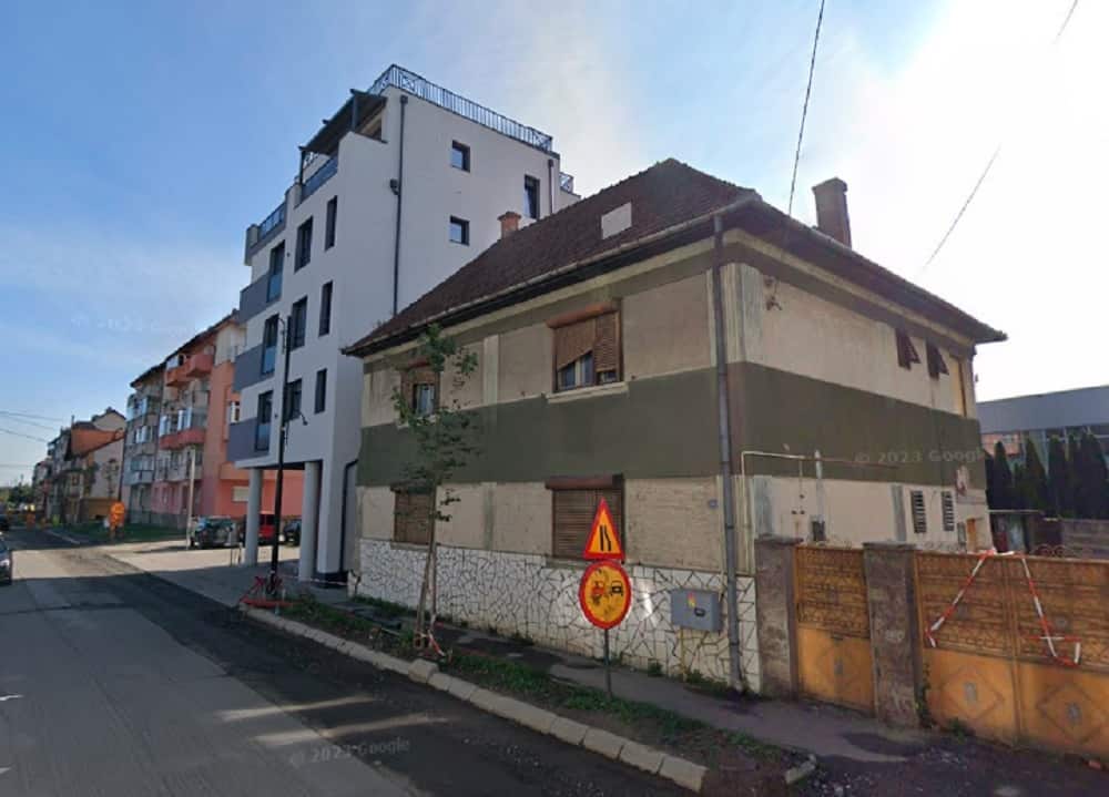 se demolează o casă de pe strada șelimbărului din cisnădie. în locul ei se construiește un bloc cu patru etaje 