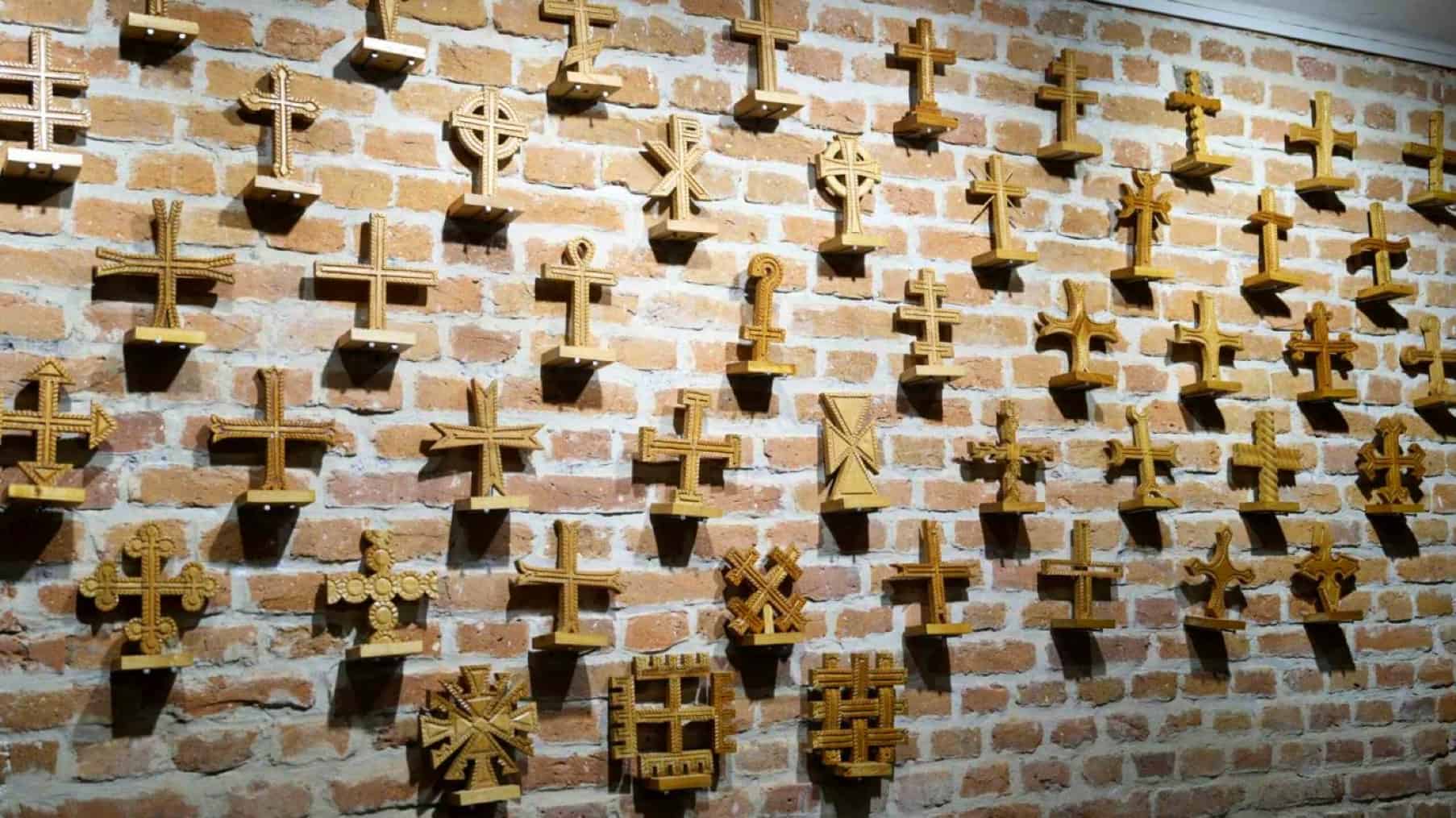 povestea celor 100 de tipuri de cruci din lemn de cireș expuse la sibiu