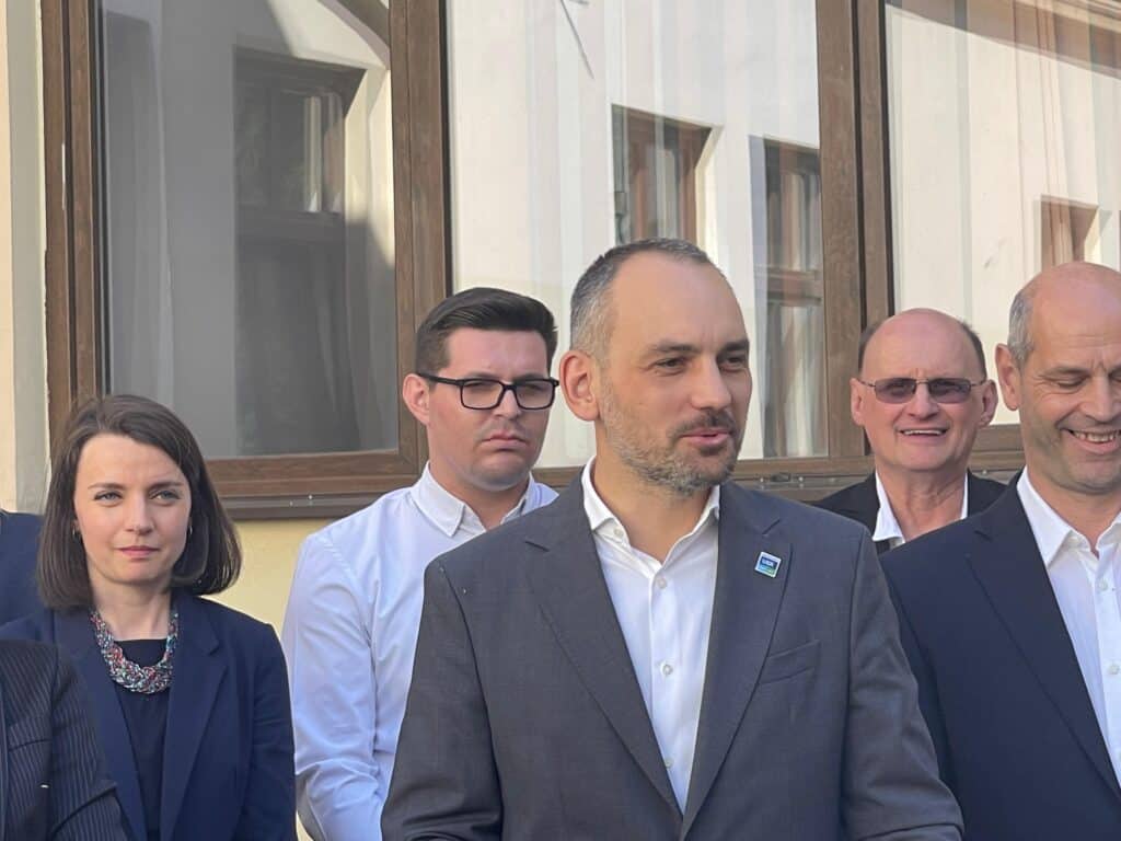 Candidații Alianței Dreapta Unită pentru Primăria Municipiului Sibiu și Consiliul Județean, au depus luni candidaturile oficiale la sediul BEJ (foto video)