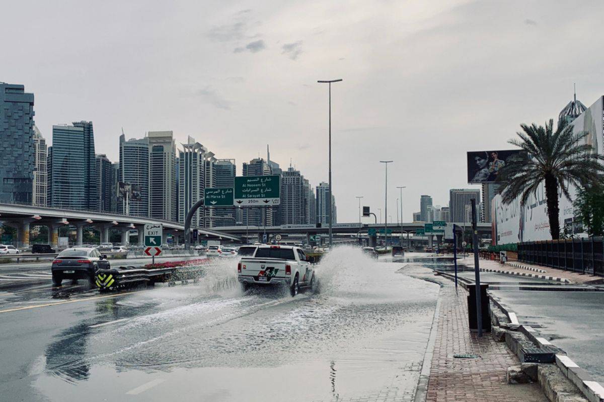 furtună puternică în dubai. aeroportul a fost închis din cauza inundaților (video)