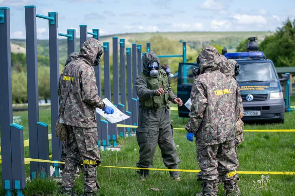 aproape 300 de studenți ai academiei forțelor terestre au recreat o situație de război în poligonul din perii dăii. în premieră, au fost utilizate drone militare (foto video)