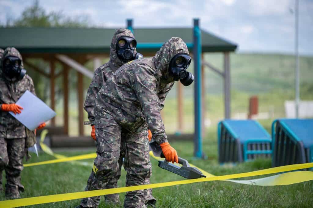 aproape 300 de studenți ai academiei forțelor terestre au recreat o situație de război în poligonul din perii dăii. în premieră, au fost utilizate drone militare (foto video)