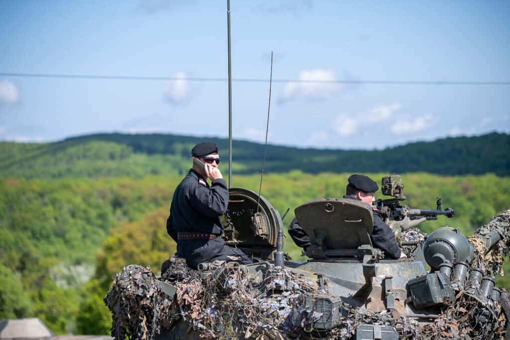 aproape 300 de studenți ai academiei forțelor terestre au recreat o situație de război în poligonul din perii dăii. în premieră, au fost utilizate drone militare (foto video)