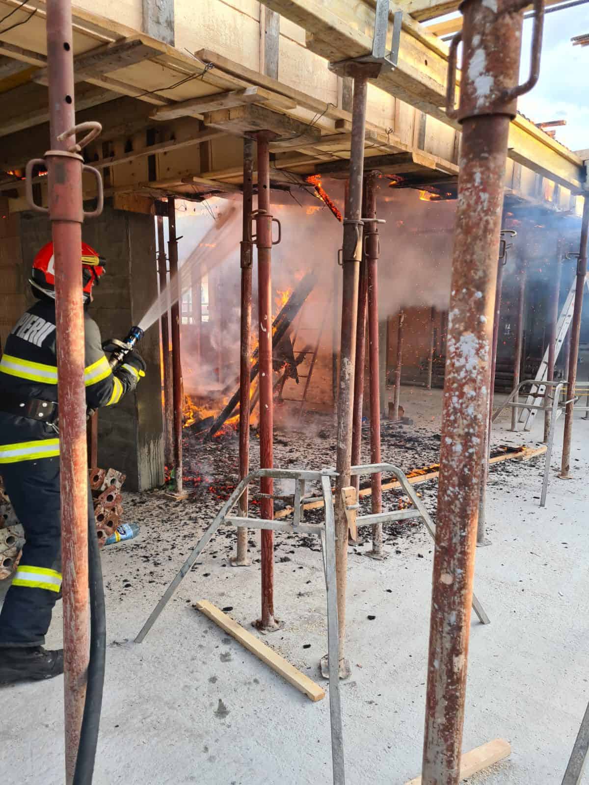 incendiu la o clădire aflată în construcție pe strada doamna stanca (foto)