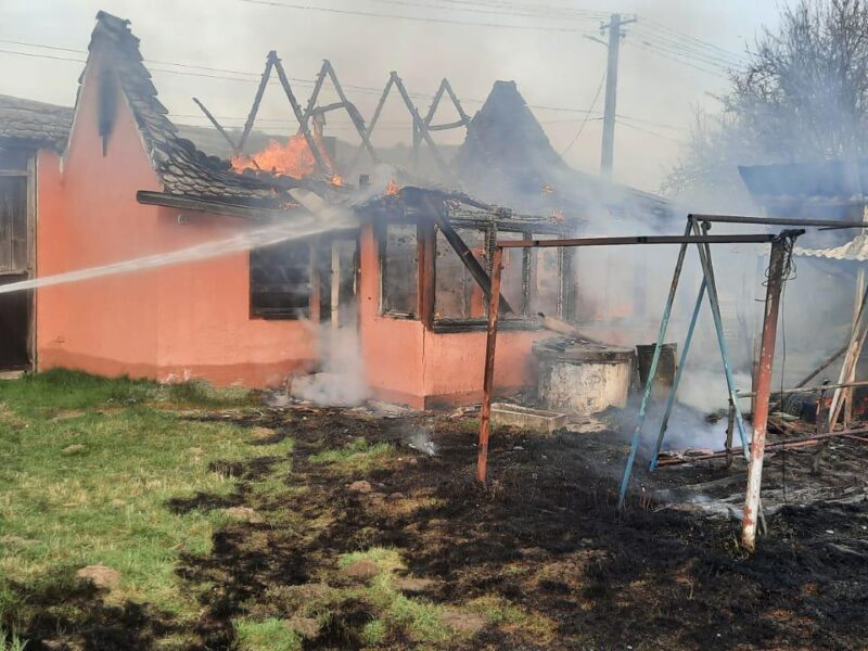 casă mistuită de flăcări în vecerd în urma unui incendiu de vegetație