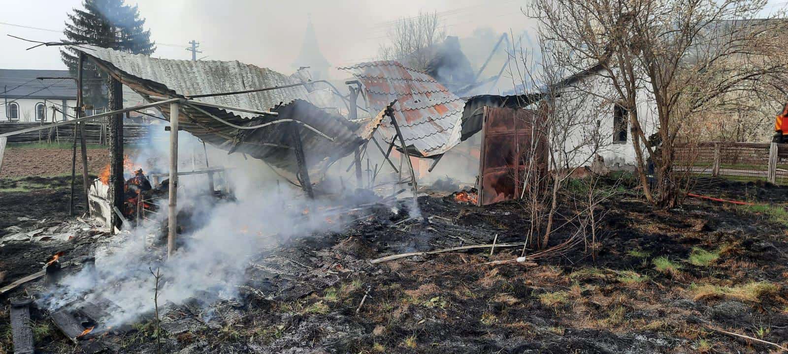 casă mistuită de flăcări în vecerd în urma unui incendiu de vegetație
