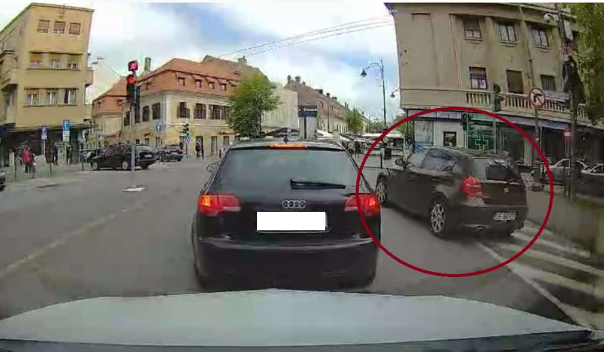 șofer filmat cum trece pe linia continuă și roșu la semafor, în piața unirii (video)