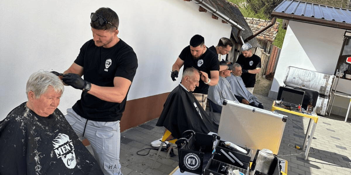 gest frumos al unor tineri frizeri din sibiu. au tuns gratis toți locatarii din căminul pentru vârstnici de la slimnic (foto)