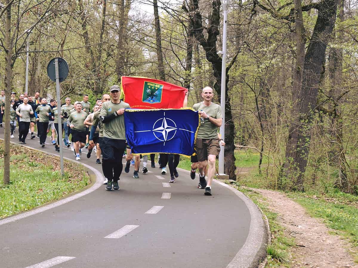 eveniment inedit la sibiu. militarii de la comandamentul nato au alergat prin parcul sub arini la „flag run” (foto)