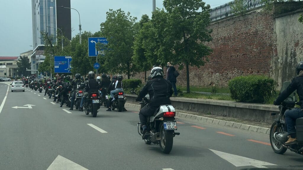 paradă cu zeci de motocicliști pe străzile din sibiu. „trebuie să știe șoferii că am ieșit în trafic” (foto, video)