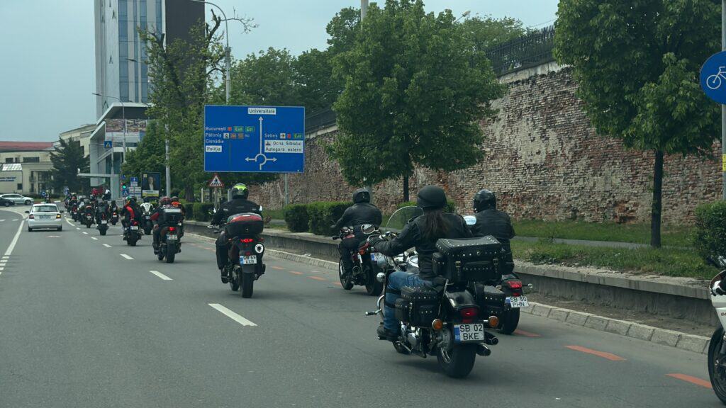 paradă cu zeci de motocicliști pe străzile din sibiu. „trebuie să știe șoferii că am ieșit în trafic” (foto, video)