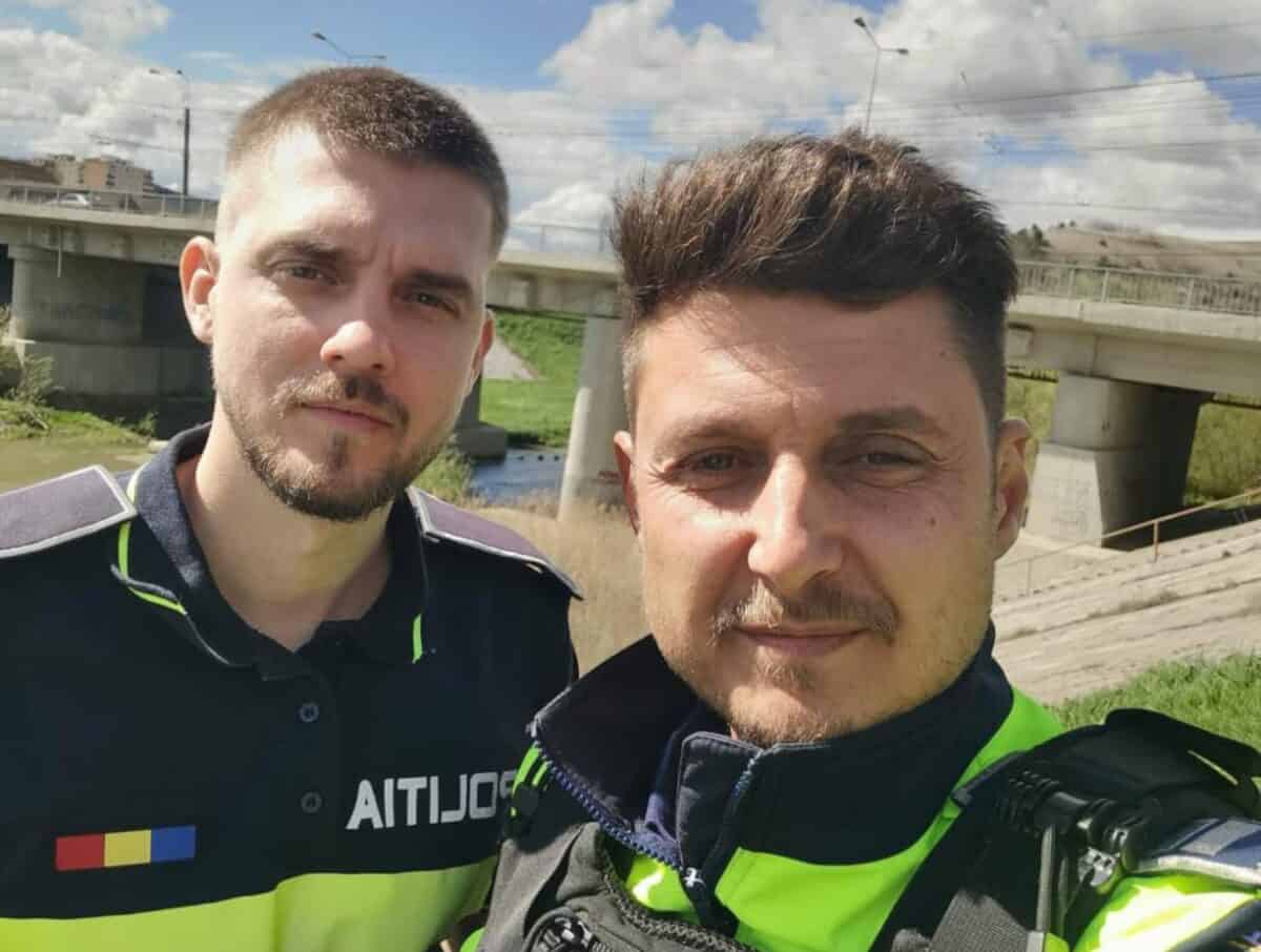 eroii zilei. doi polițiști din mediaș au salvat un om căzut în apele târnavei mari