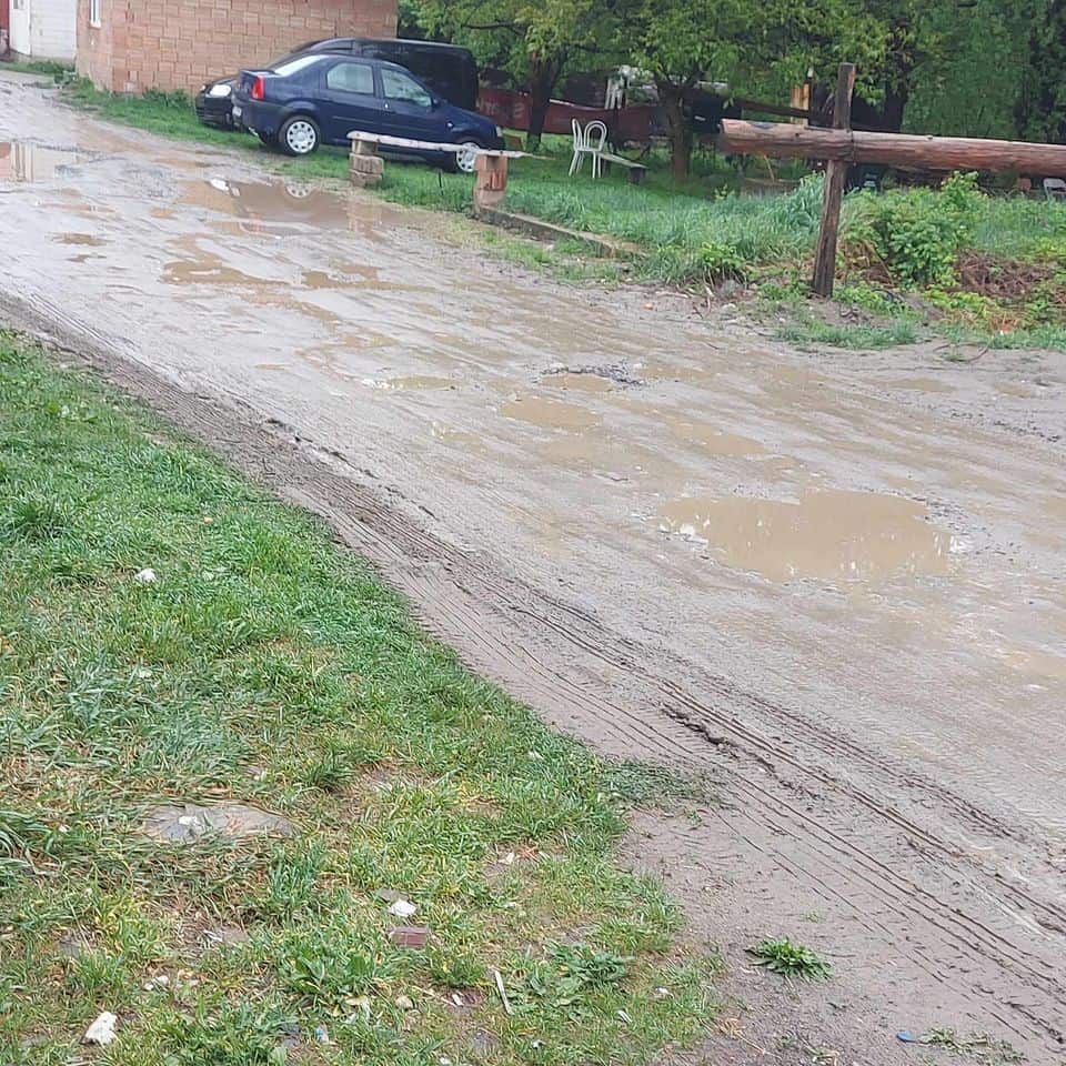 Strada Zăvoi din Săliște plină de gropi. Primarul promite că într-o lună vor încep lucrările de asfaltare (foto)