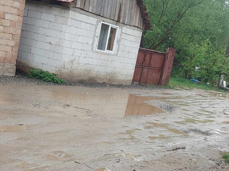 Strada Zăvoi din Săliște plină de gropi. Primarul promite că într-o lună vor încep lucrările de asfaltare (foto)