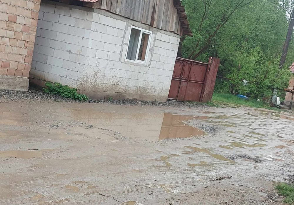 Strada Zăvoi din Săliște plină de gropi. Primarul promite că într-o lună vor încep lucrările de asfaltare (foto)