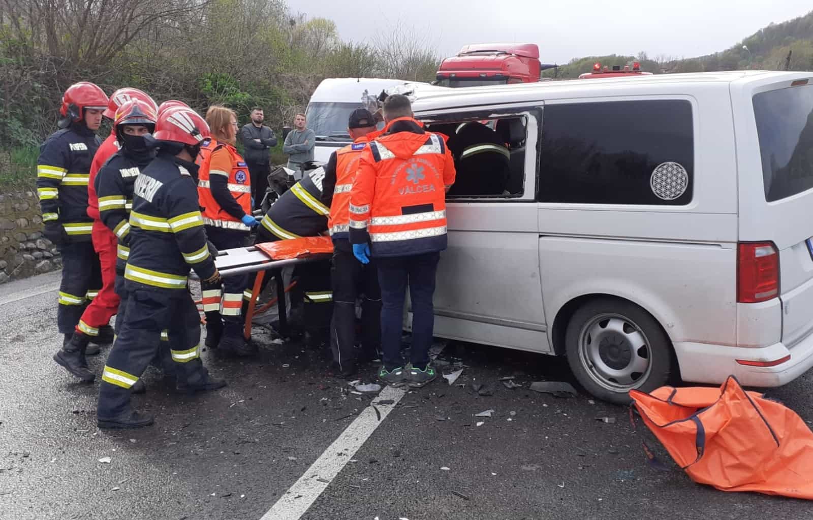 accident grav pe dn7 între sibiu și vâlcea. patru victime în urma unei coliziuni între 3 mașini (foto)