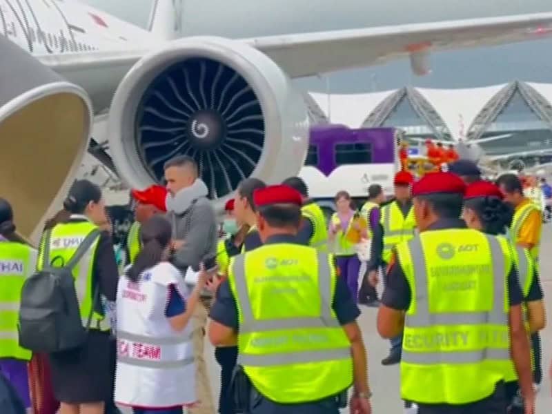 momente de groază la bordul unui avion singapore airlines. o persoană și-a pierdut viața și alte 20 au ajuns la terapie intensivă din cauza turbulențelor