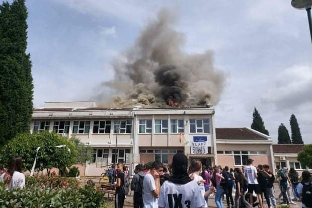 au incendiat școala de bucurie. absolvenții au fost, însă, precauți și au părăsit la timp clădirea