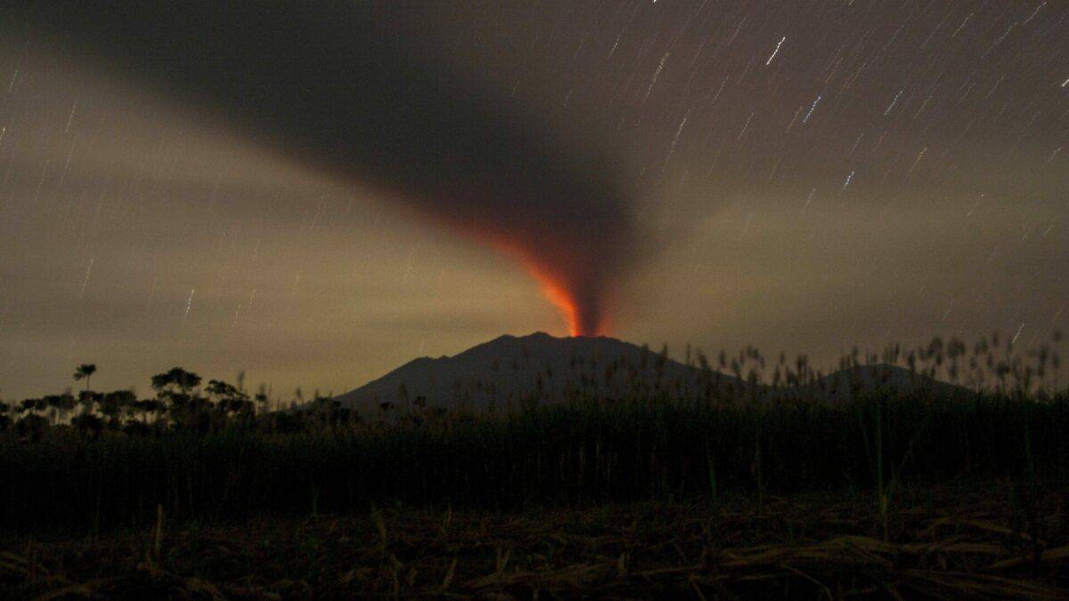 erupția unui vulcan a dat traficul aerian peste cap. mii de oameni, evacuați de teama unui tsunami
