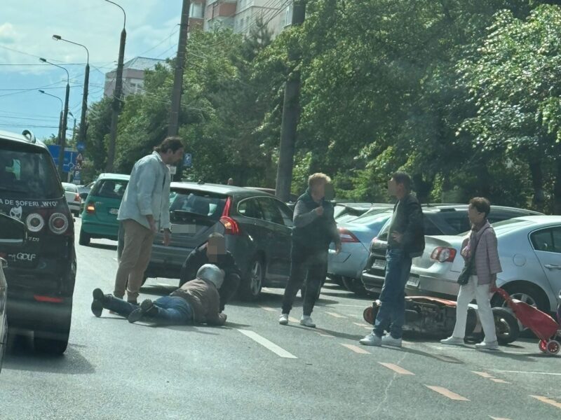 bărbat pe scuter, acroșat de o mașină pe bulevardul mihai viteazu (foto, video)