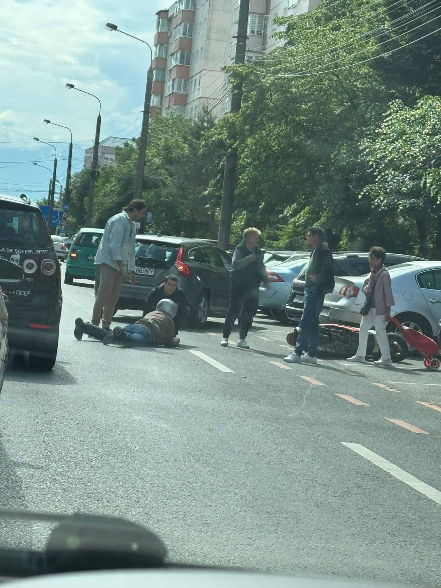 bărbat pe scuter, acroșat de o mașină pe bulevardul mihai viteazu (foto, video)