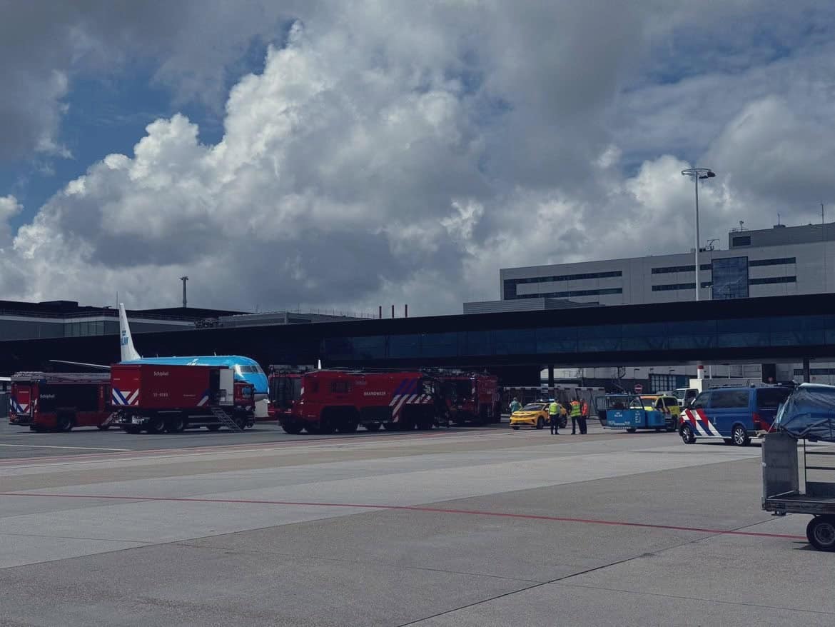 o persoană a murit după ce a fost aspirată în motorul unui avion klm pe aeroportul din amsterdam (video)