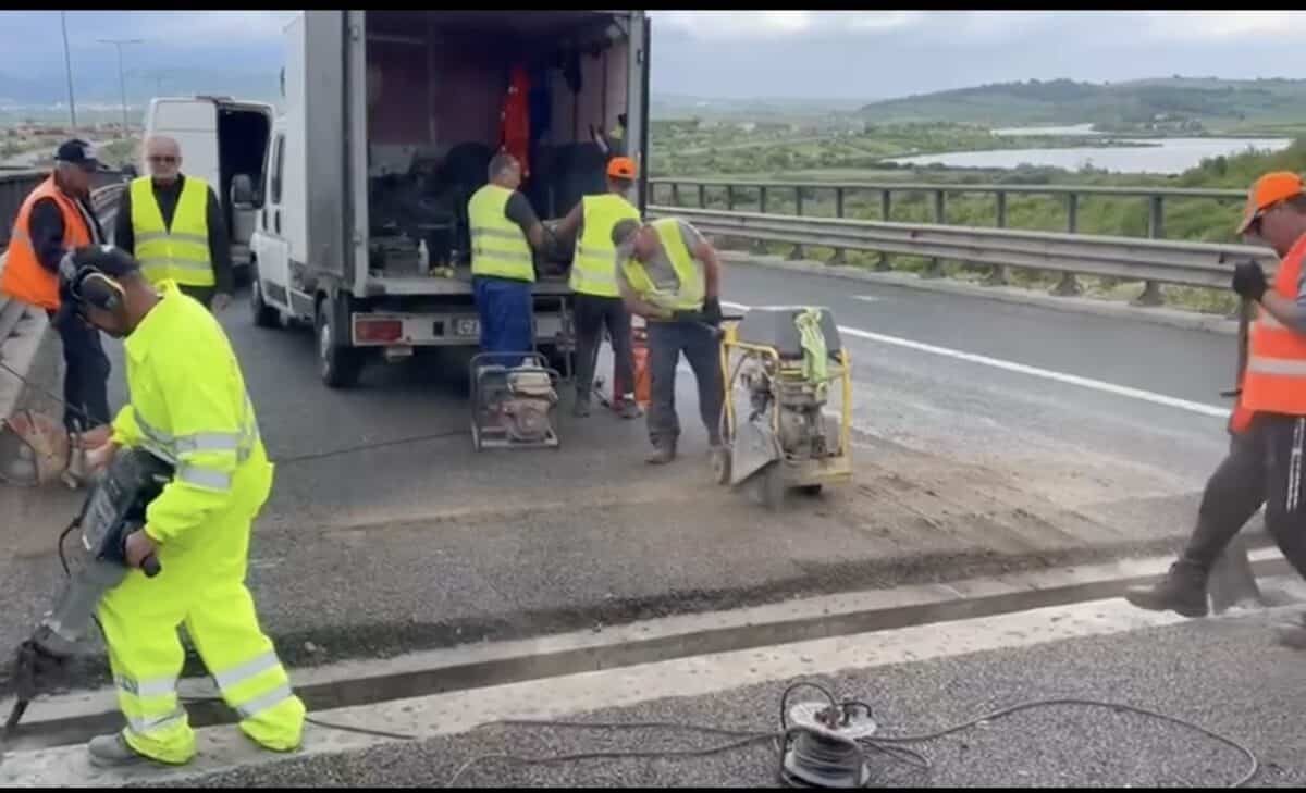 se lucrează la carosabil pe autostrada a1 sibiu - sebeș în zona săcel (video)