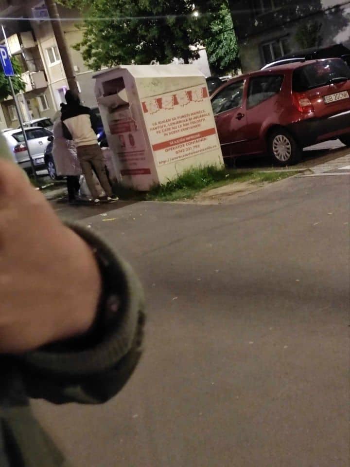 container cu haine donate, jefuit la ceas de noapte pe strada rusciorului (foto video)