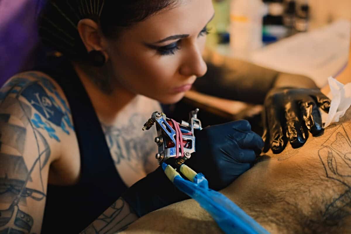 reacții pro și contra de la saloanele de tatuaje din sibiu despre noile reguli pentru minorii care vor să se tatueze