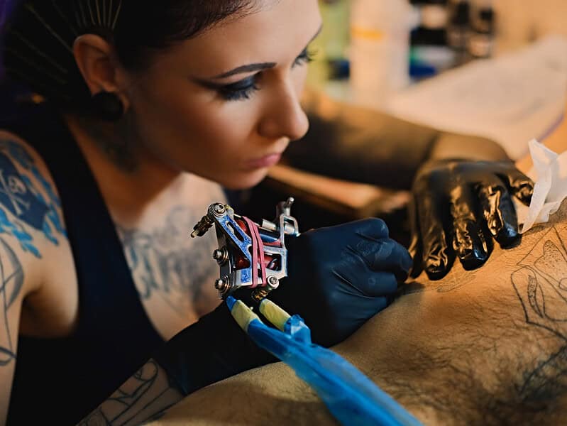 reacții pro și contra de la saloanele de tatuaje din sibiu despre noile reguli pentru minorii care vor să se tatueze