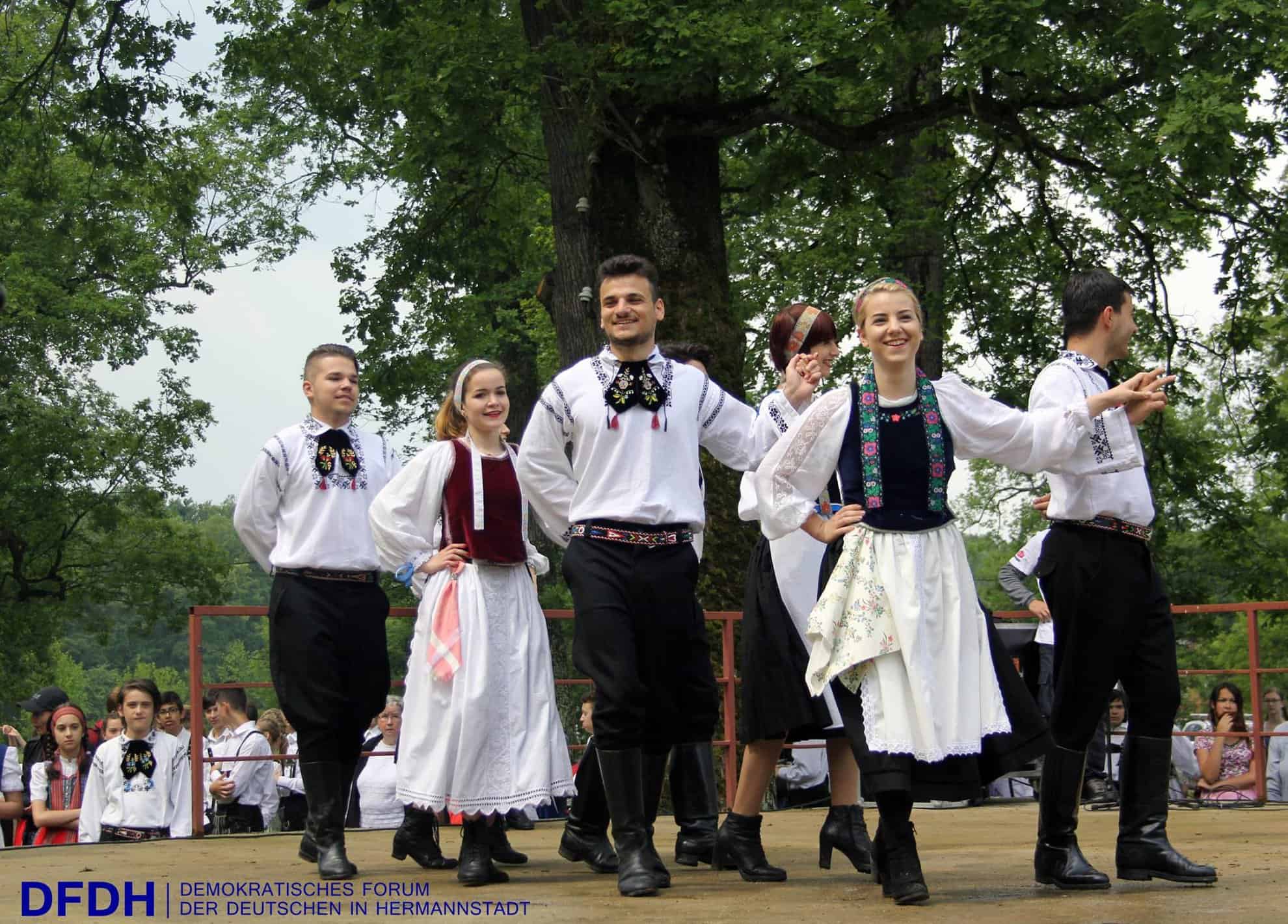 sute de elevi din sibiu s-au reunit la maifest 2024, tradiționala sărbătoare a școlilor germane