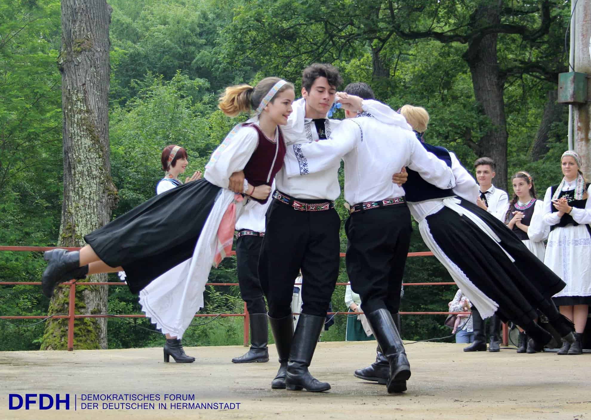 sute de elevi din sibiu s-au reunit la maifest 2024, tradiționala sărbătoare a școlilor germane