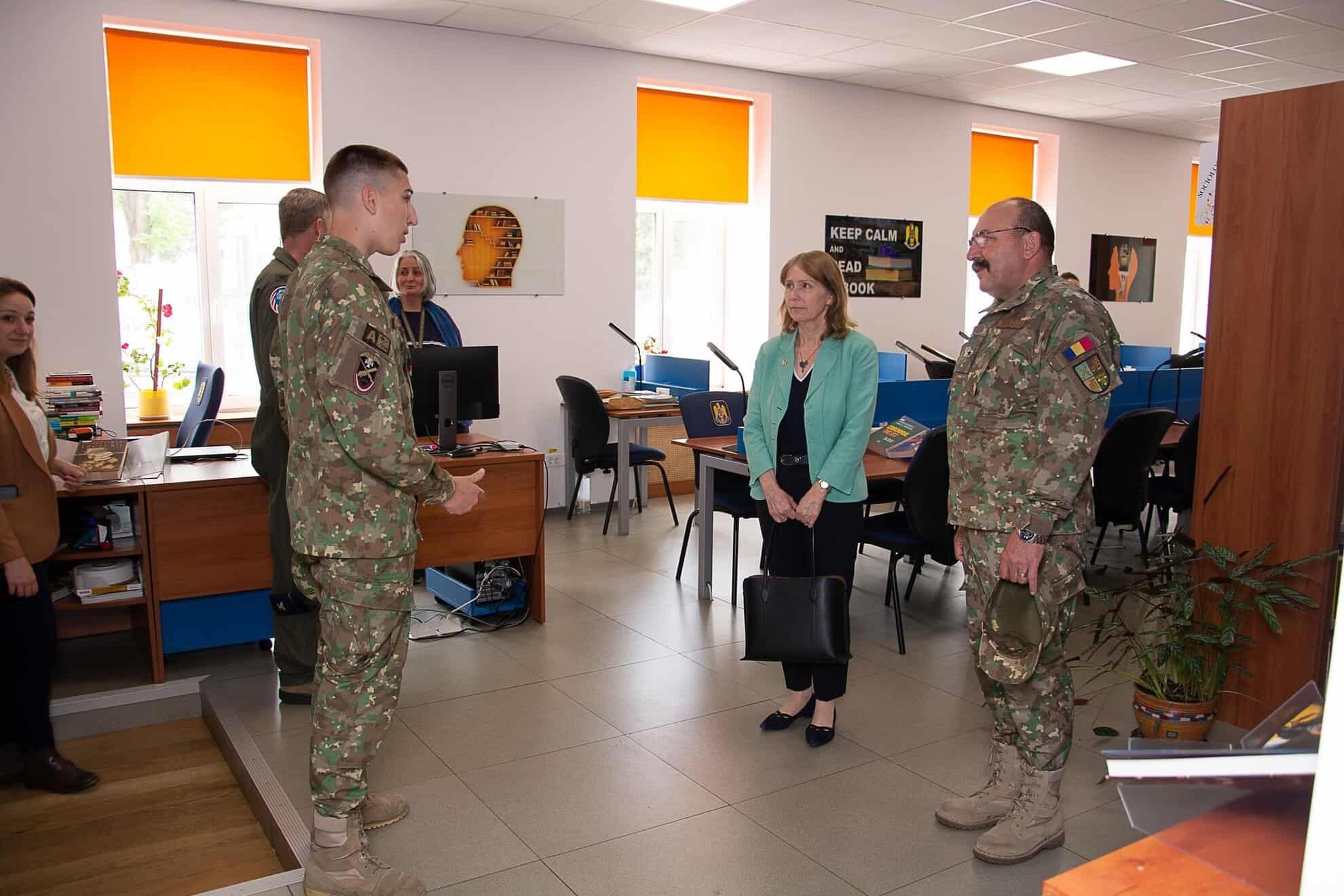 ambasadorul sua în românia, în vizită la academia forțelor terestre din sibiu (foto)