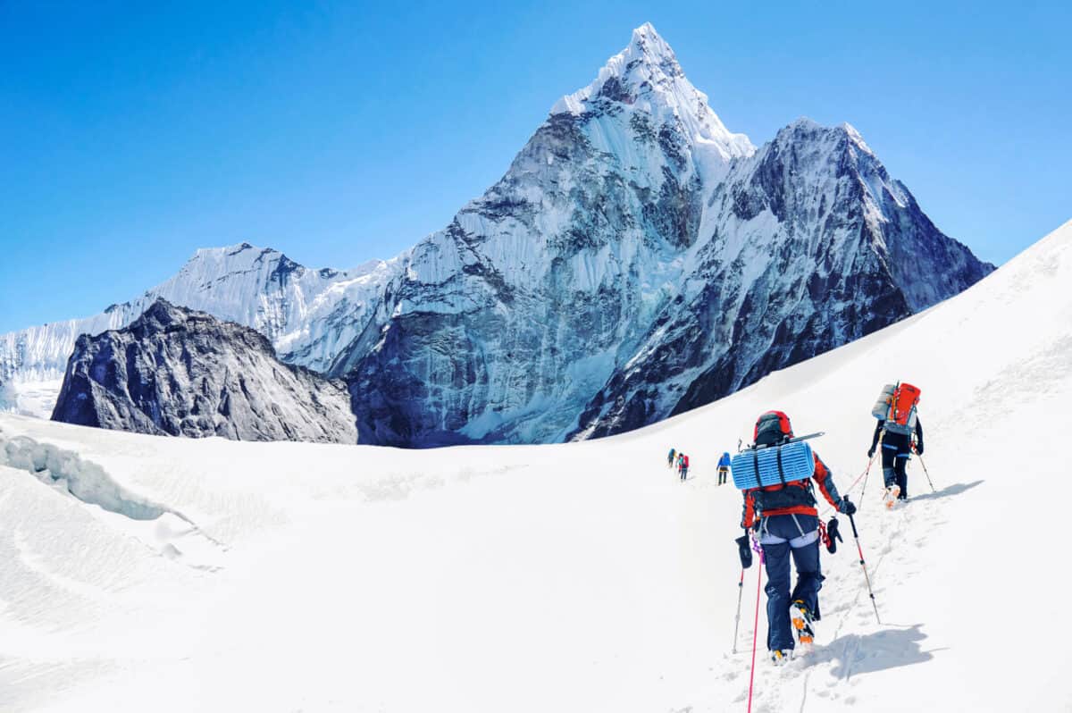 două recorduri mondiale au fost stabilite duminică pe muntele everest, cel mai înalt vârf din lume