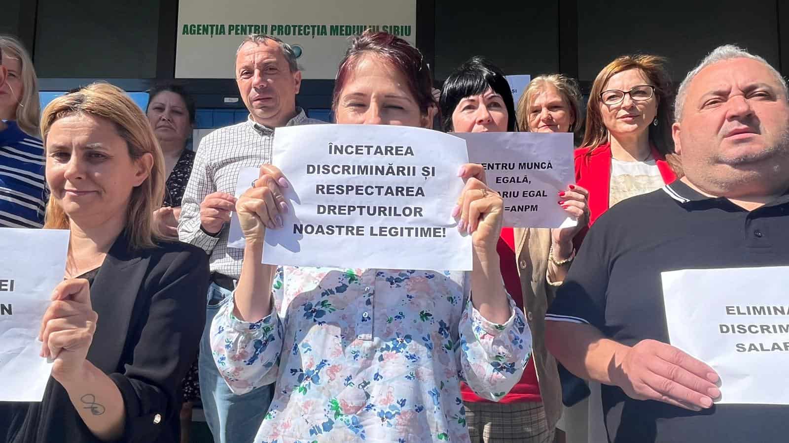 Angajații Agenției pentru Protecția Mediului Sibiu protestează împotriva discriminării salariale între instituții (foto video)