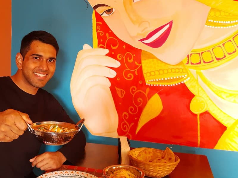 povestea lui khan, tânărul care a deschis primul restaurant indian din sibiu (foto)