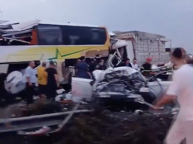 accident cu zeci de răniți și morți pe o autostradă din turcia (video)
