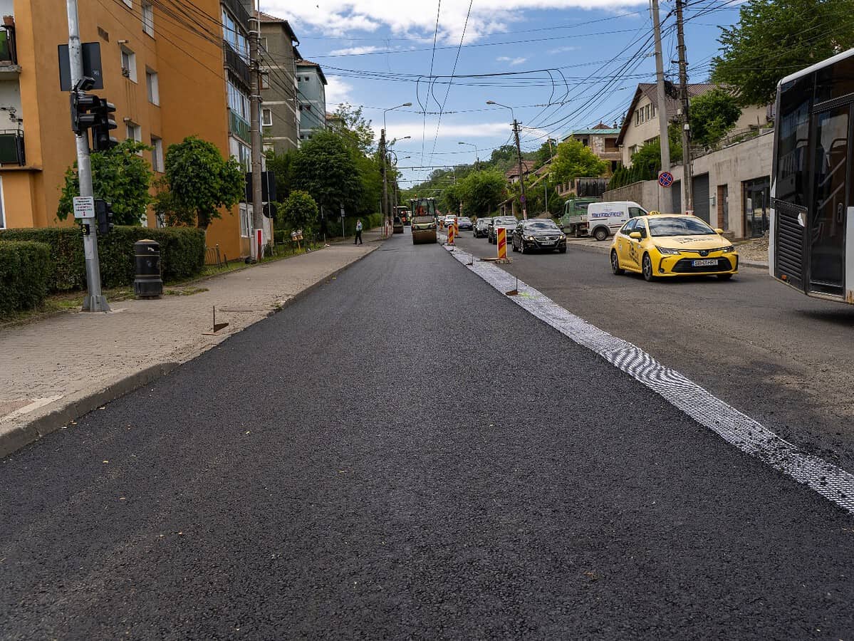 Au început lucrările de asfaltare pe strada Baznei din Mediaș (foto video)