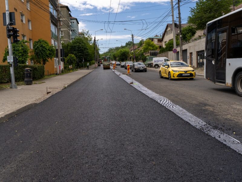 au început lucrările de asfaltare pe strada baznei din mediaș (foto video)