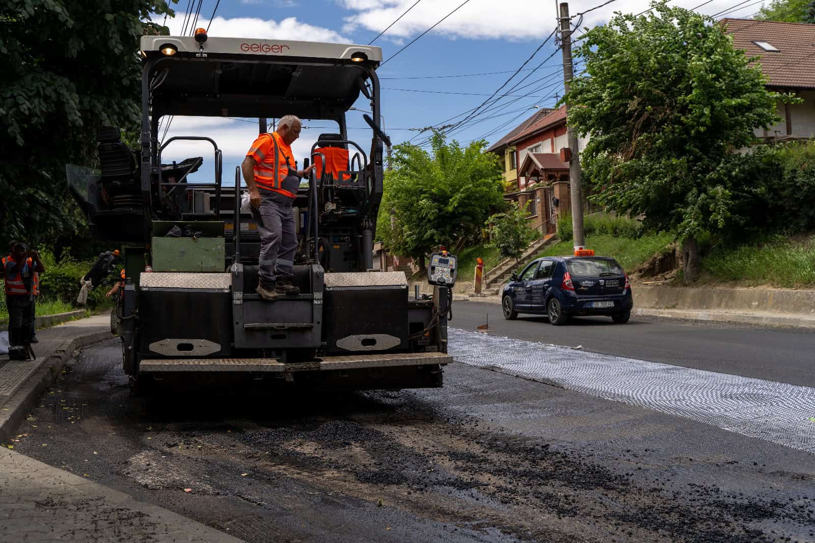 Au început lucrările de asfaltare pe strada Baznei din Mediaș (foto video)