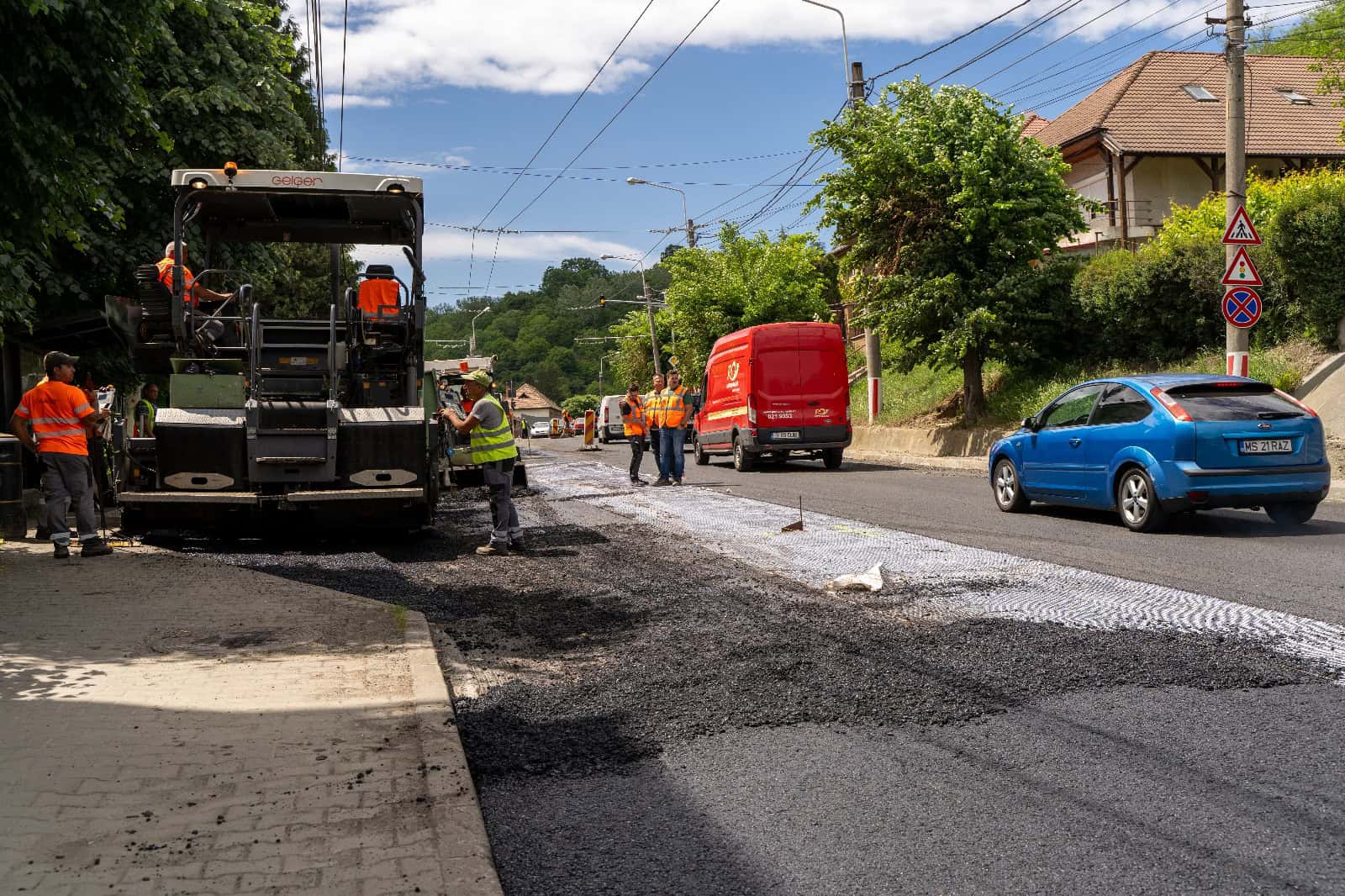 Au început lucrările de asfaltare pe strada Baznei din Mediaș (foto video)