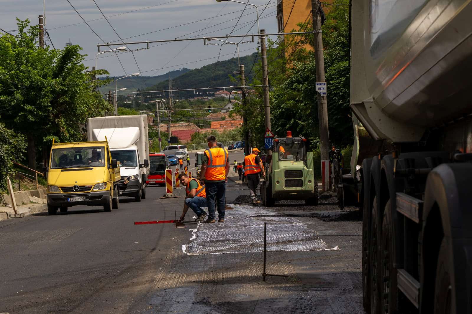 Au început lucrările de asfaltare pe strada Baznei din Mediaș (foto video)