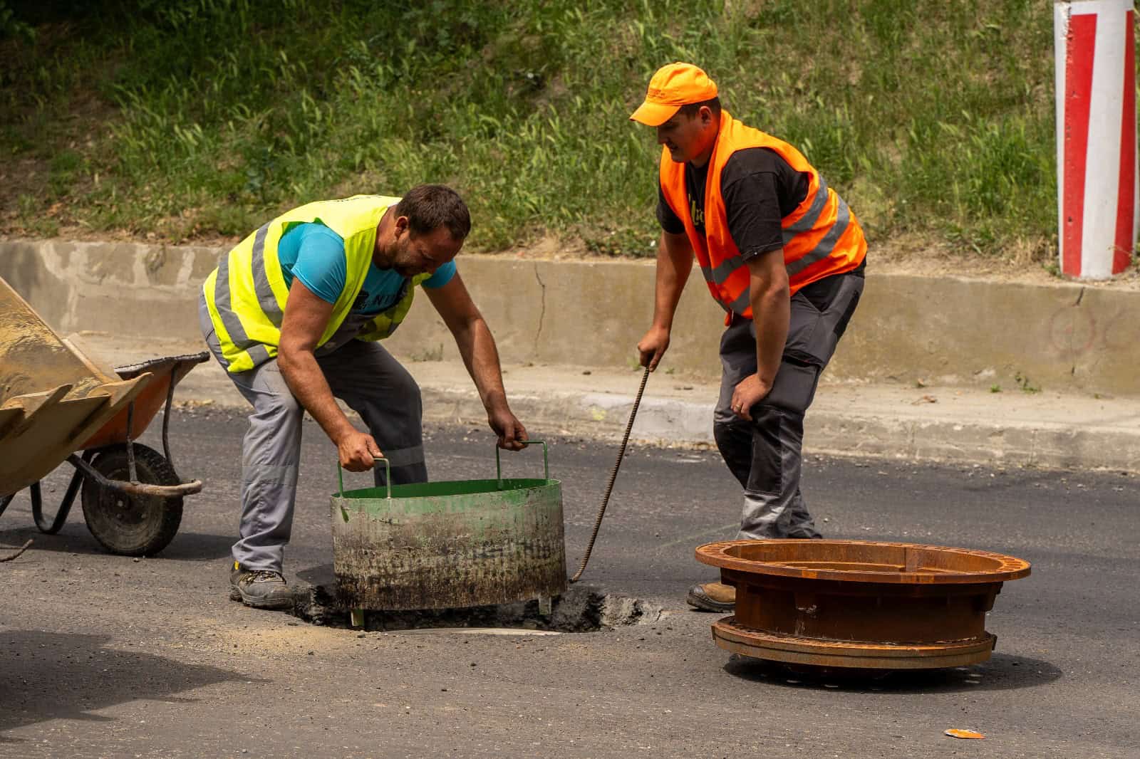 Au început lucrările de asfaltare pe strada Baznei din Mediaș (foto video)