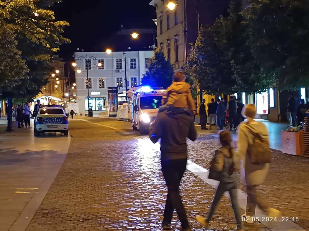 agresiune aparent fără motiv pe corso în sibiu. un bărbat lăsat inconștient pe asfalt