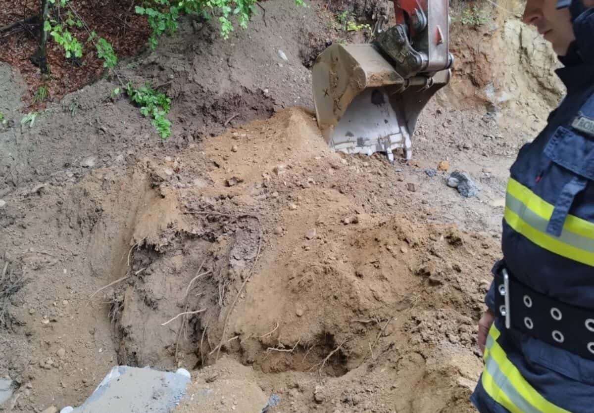bărbat decedat după ce a fost prins sub un mal de pământ la călimănești