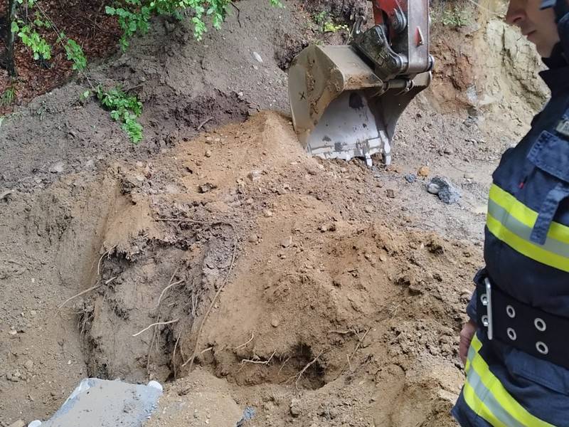 bărbat decedat după ce a fost prins sub un mal de pământ la călimănești